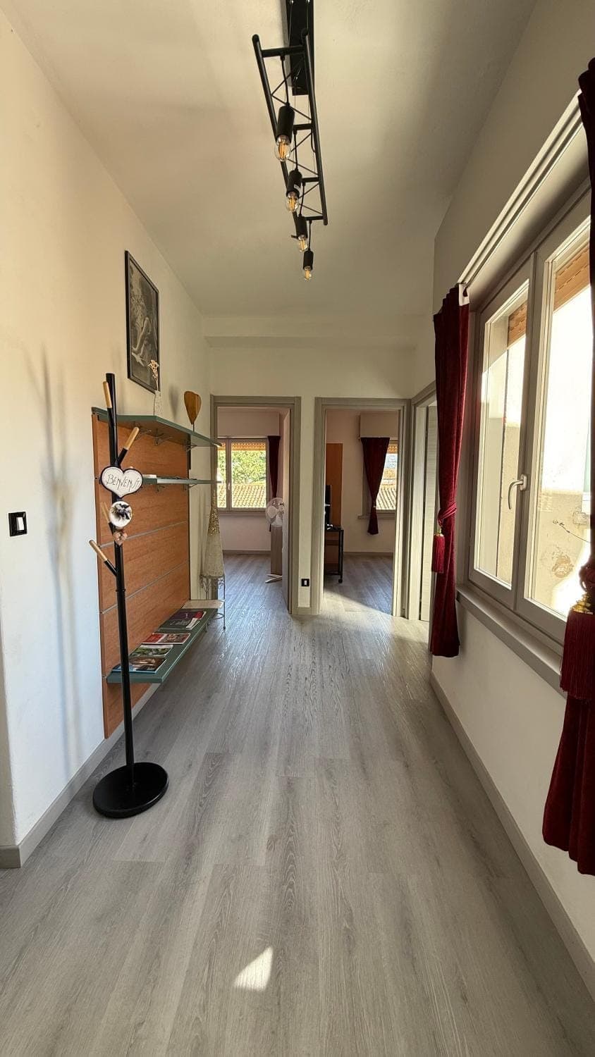 Facade/entrance, Photo of the whole room, City view