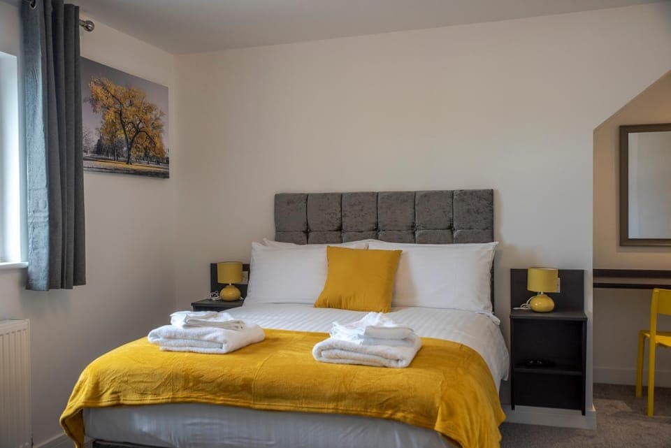 Photo of the whole room, Bedroom