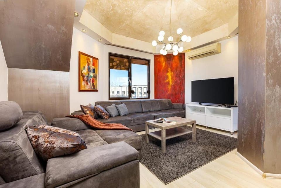 Communal lounge/ TV room, TV and multimedia, Living room, Seating area, Evening entertainment