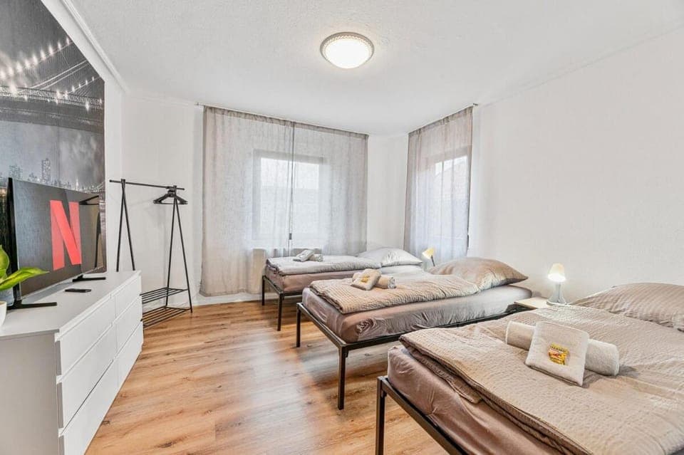 Bed, TV and multimedia, Bedroom