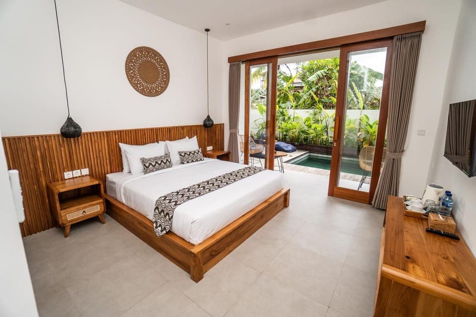 Bed, TV and multimedia, Bedroom