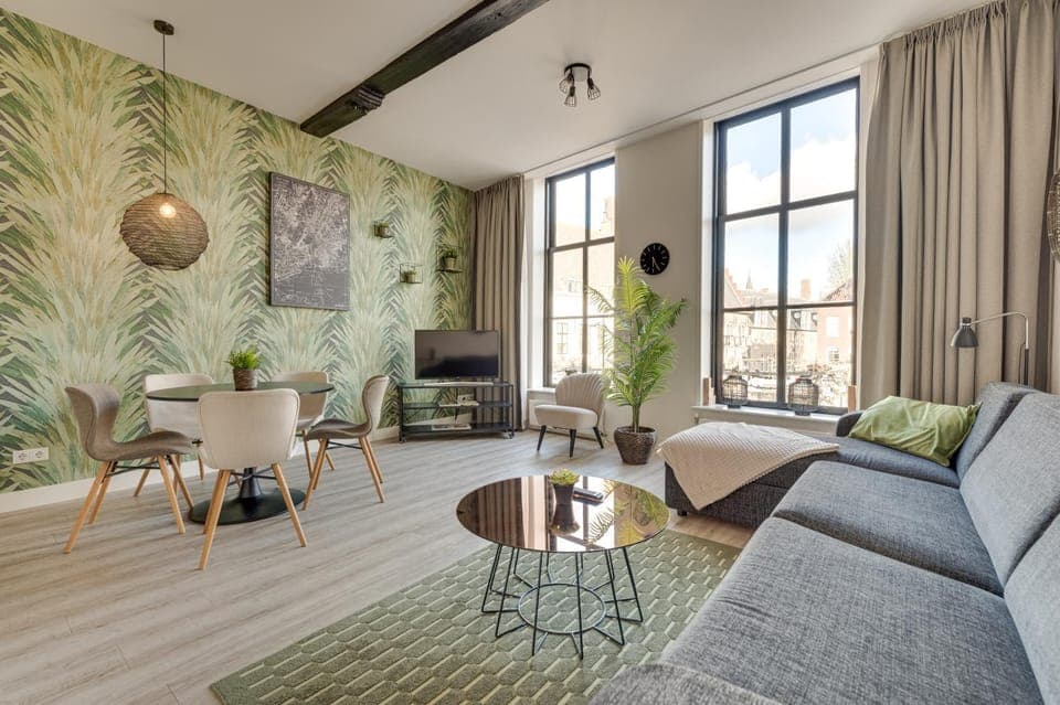 TV and multimedia, Living room, Seating area, Dining area