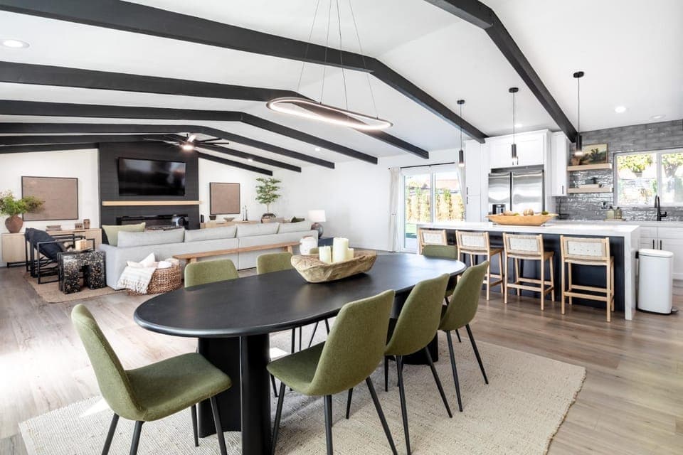 Kitchen or kitchenette, Seating area, Dining area