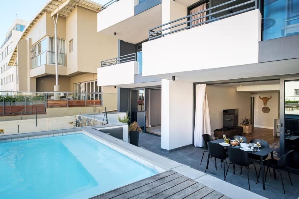 Property building, Balcony/Terrace, Dining area, Swimming pool