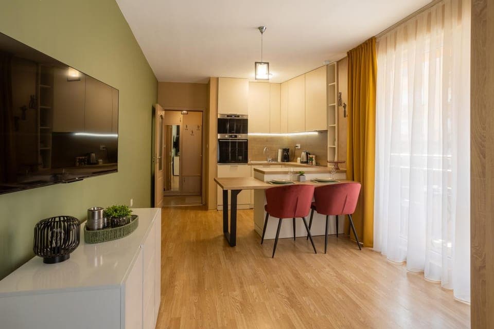 Kitchen or kitchenette, Dining area, oven, stove