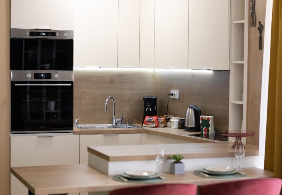 Coffee/tea facilities, Kitchen or kitchenette, Dining area, stove, toaster