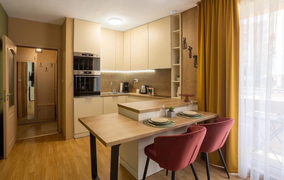 Coffee/tea facilities, Kitchen or kitchenette, Dining area, oven, stove, toaster