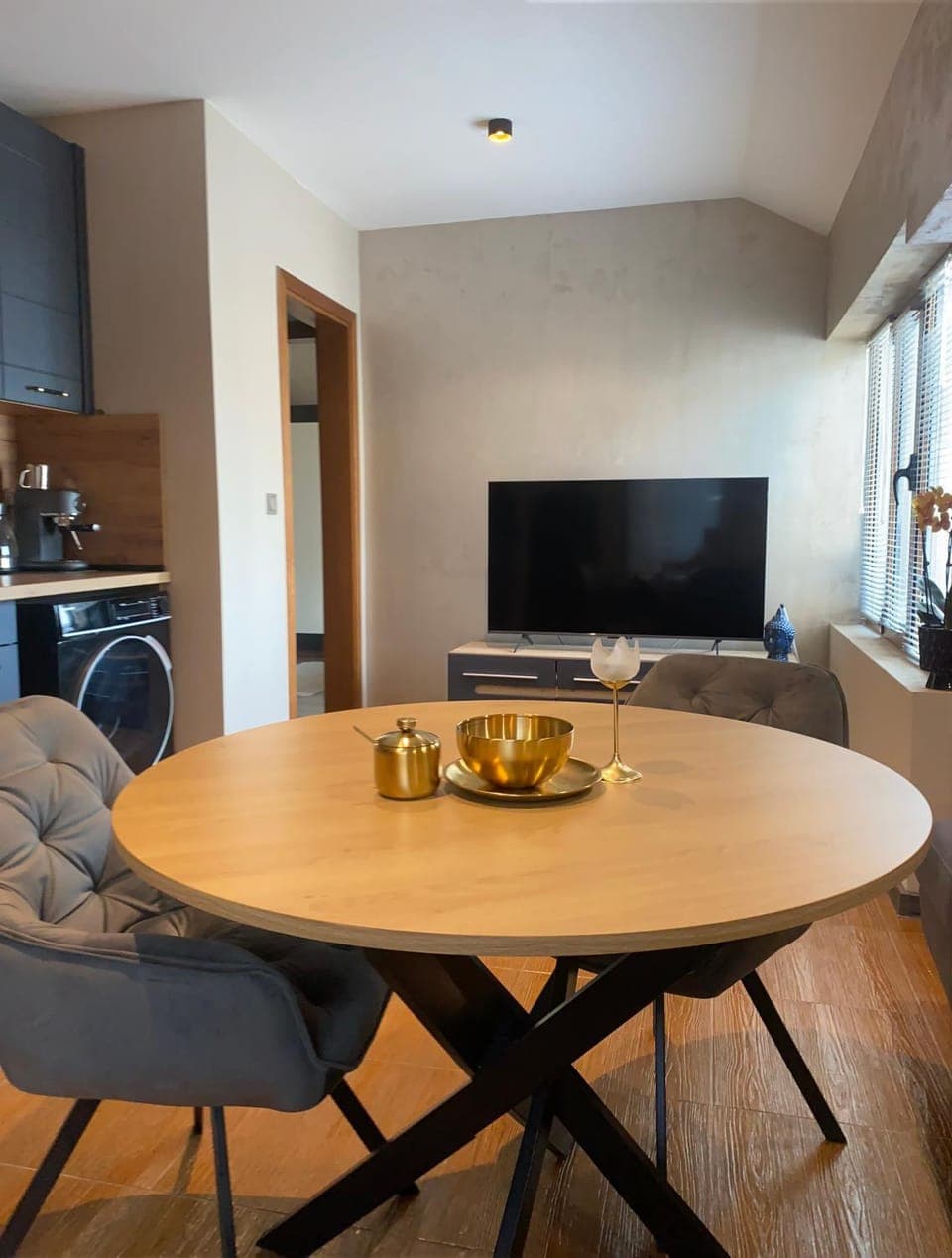 TV and multimedia, Kitchen or kitchenette, Living room, Food and drinks