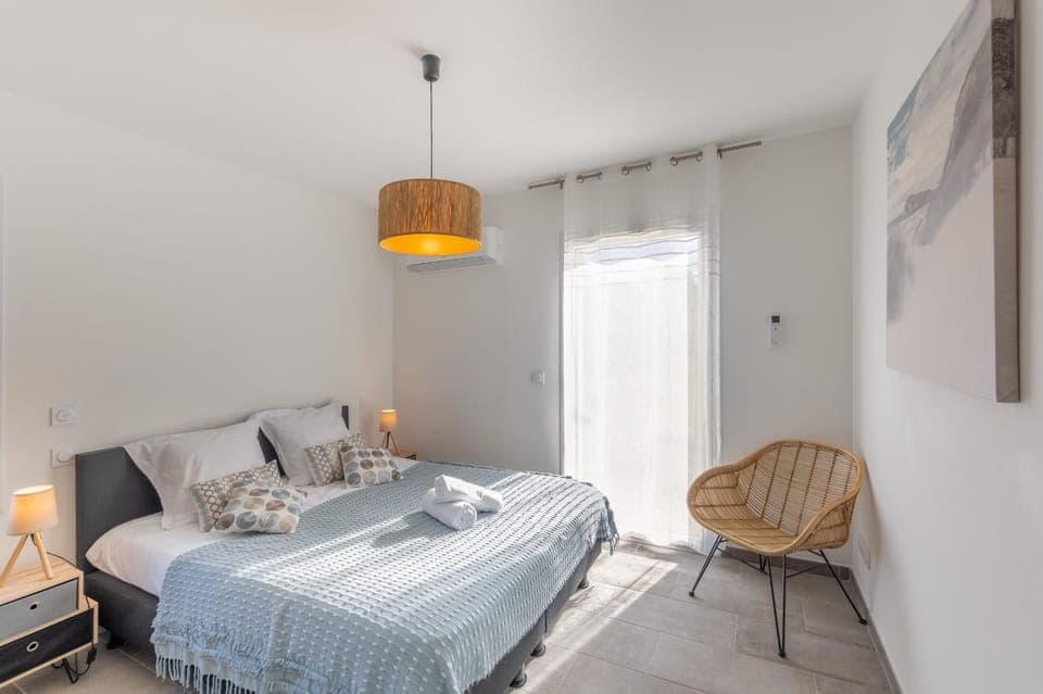 Bed, Photo of the whole room, Bedroom, towels, air conditioner