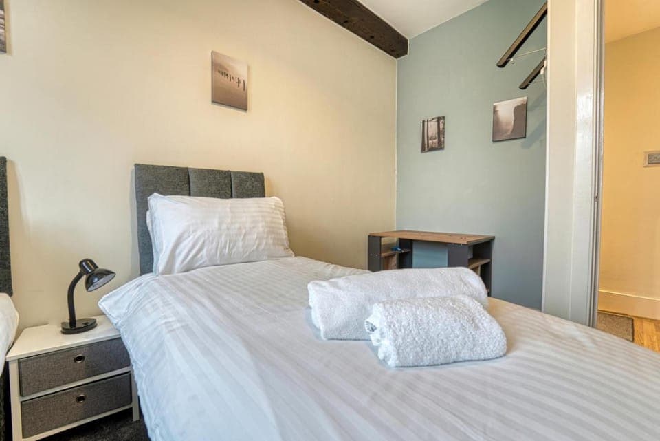 Photo of the whole room, Bedroom