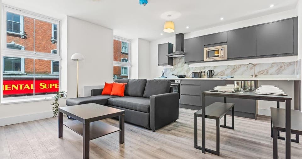 Kitchen or kitchenette, Living room, Seating area, Dining area