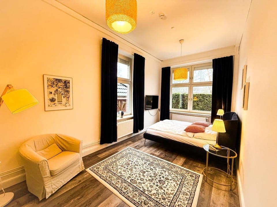 Bed, Photo of the whole room, Seating area, Bedroom