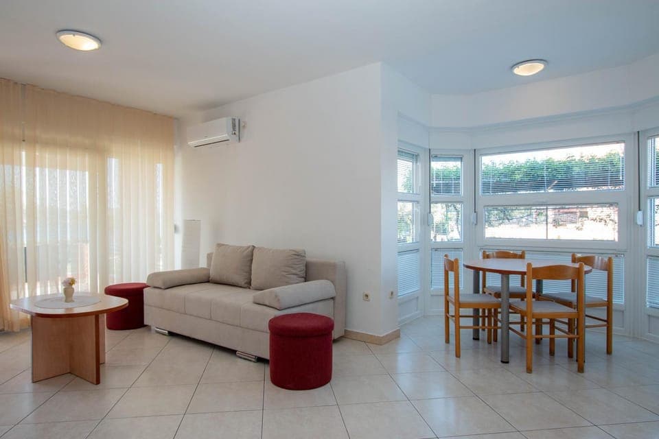 Living room, Seating area, Dining area, air conditioner