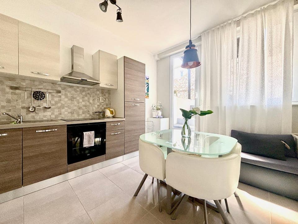 Kitchen or kitchenette, Dining area, stove