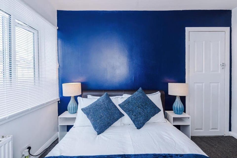 Photo of the whole room, Bedroom