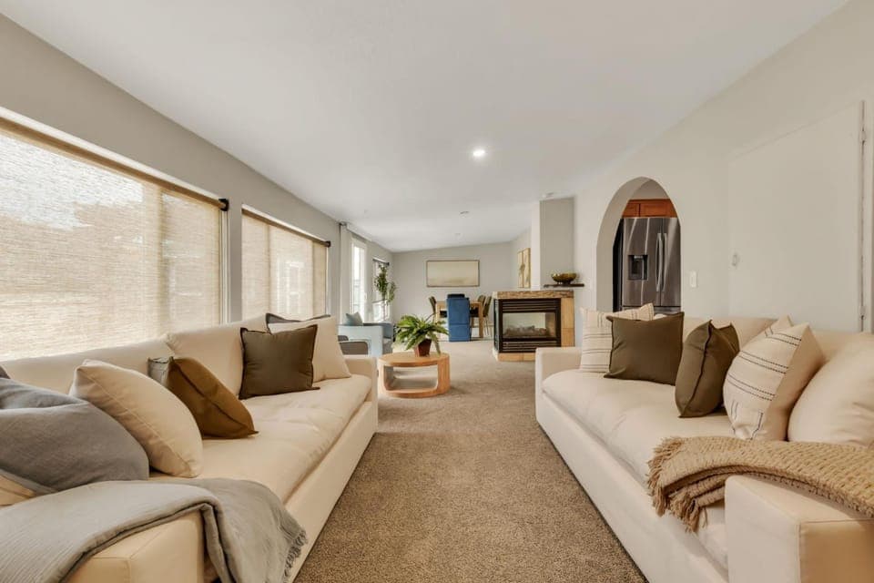 TV and multimedia, Living room, Seating area, Dining area