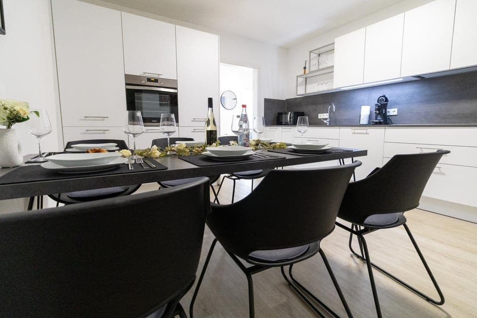 Property building, Kitchen or kitchenette, Living room, Food and drinks, Seating area, Dining area, Food, minibar, pet friendly, stove