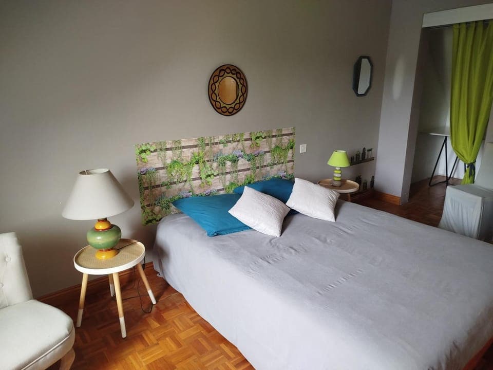 Photo of the whole room, Bedroom