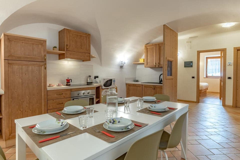 Day, Coffee/tea facilities, Kitchen or kitchenette, Living room, Seating area, Dining area, microwave, oven, stove