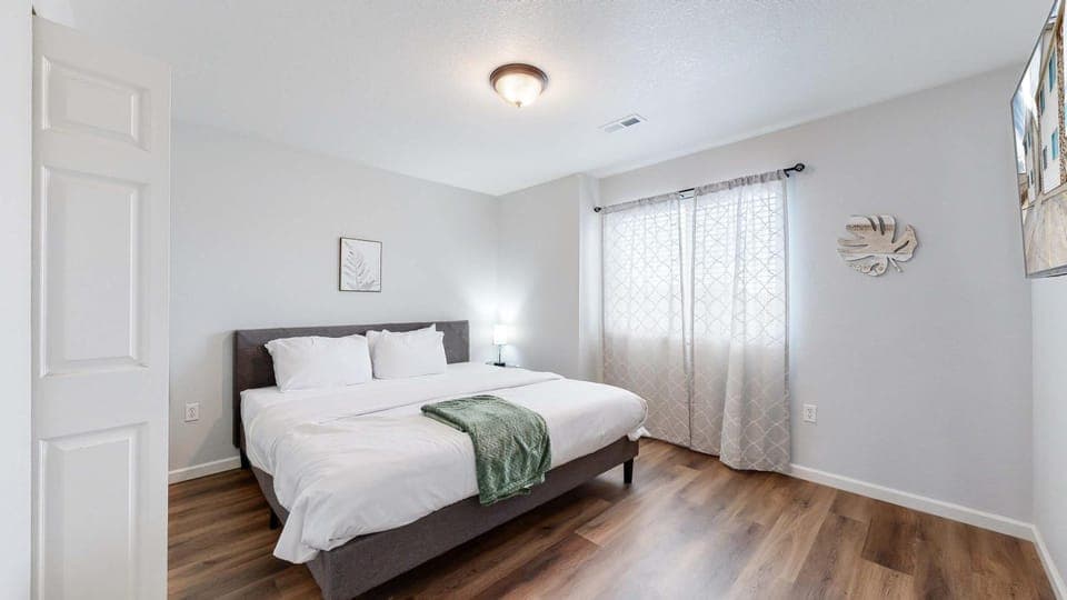 Bed, Photo of the whole room, Bedroom