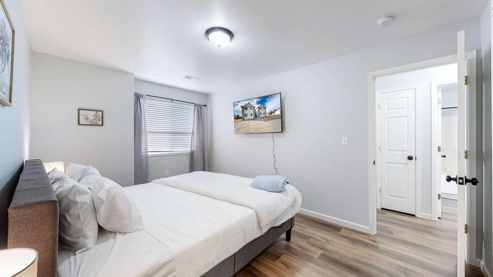 Bed, TV and multimedia, Photo of the whole room, Bedroom