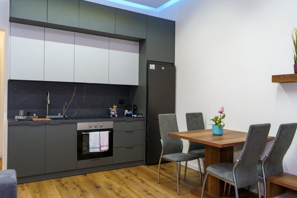 Kitchen or kitchenette, Living room, Seating area, Dining area, pet friendly, stove