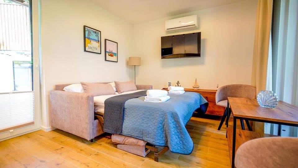 Communal lounge/ TV room, Bed, Living room, Photo of the whole room, Seating area, Bedroom, air conditioner