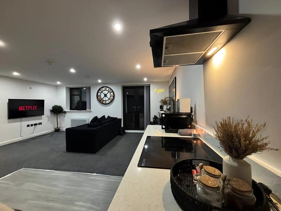 Kitchen or kitchenette, Living room, Seating area, Dining area