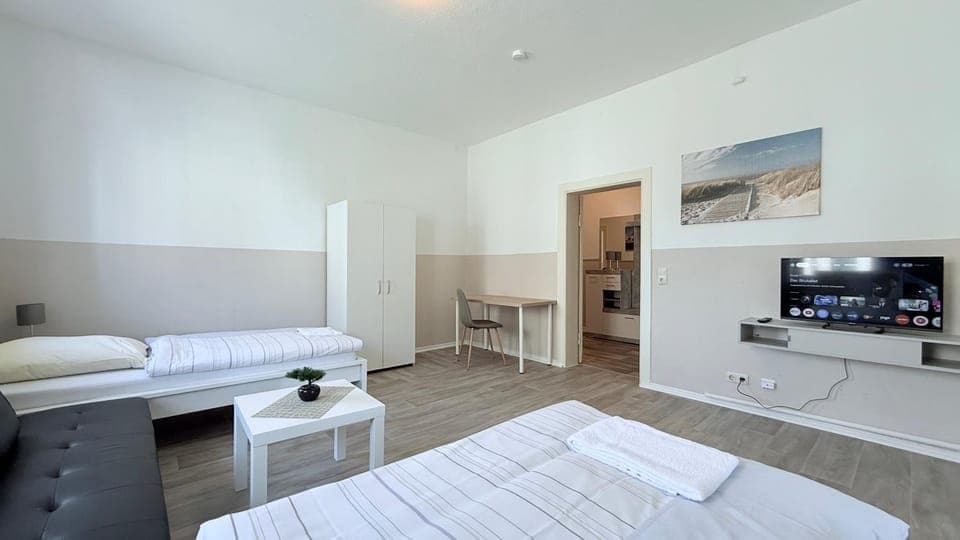 Bed, TV and multimedia, Photo of the whole room, Bedroom, towels