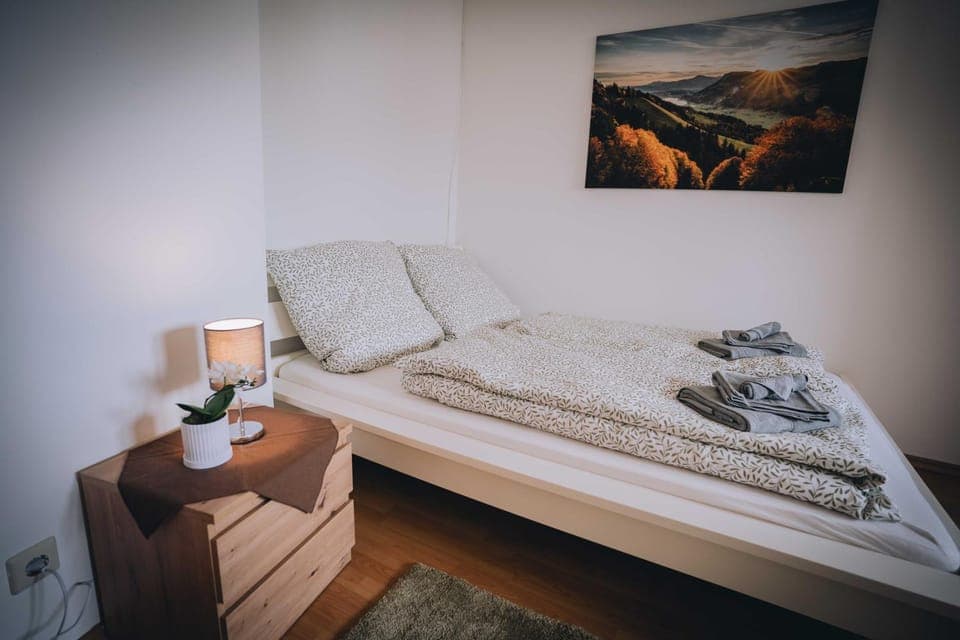 Bed, Photo of the whole room, Decorative detail, Decorative detail, Bedroom, towels, towels