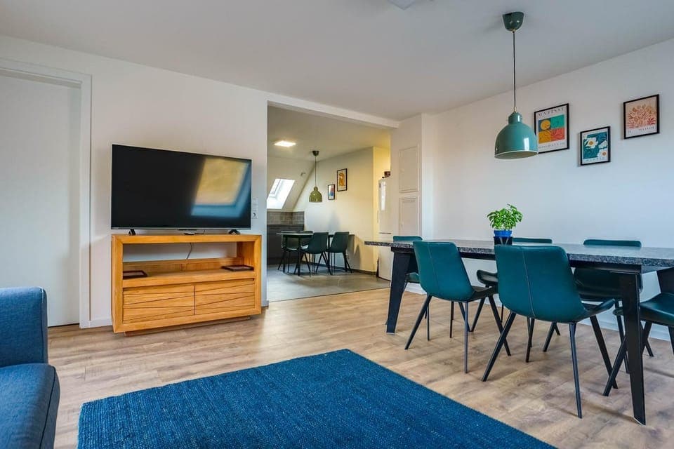 Communal lounge/ TV room, TV and multimedia, Living room, Seating area, Dining area