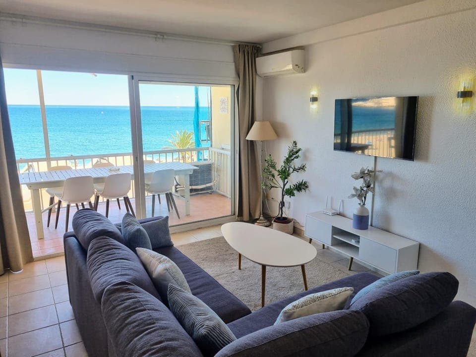 View (from property/room), Balcony/Terrace, Living room, Sea view