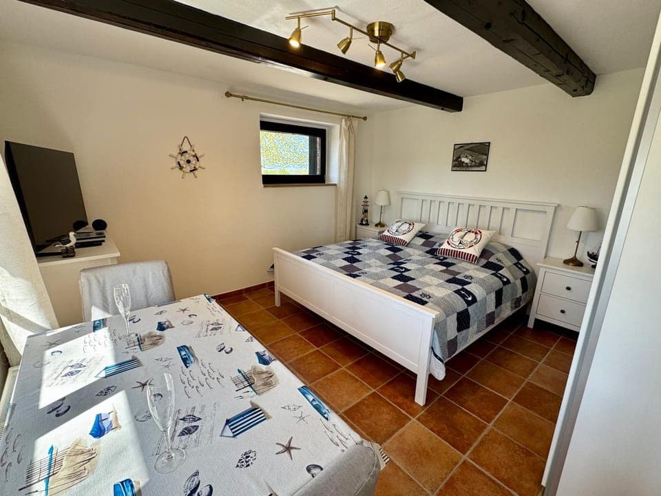 Bed, TV and multimedia, Photo of the whole room, Seating area, Bedroom, towels