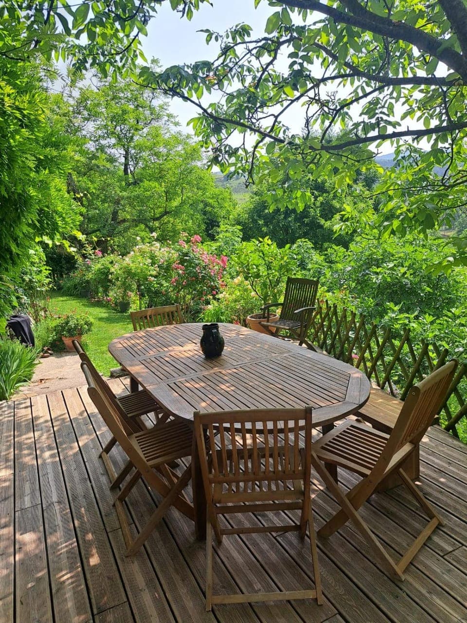 Patio, Spring, Day, Natural landscape, Summer, Dining area, Meals