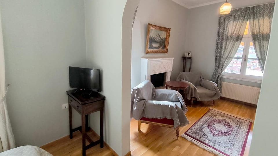 Bed, TV and multimedia, Living room, Photo of the whole room, Seating area, Bedroom