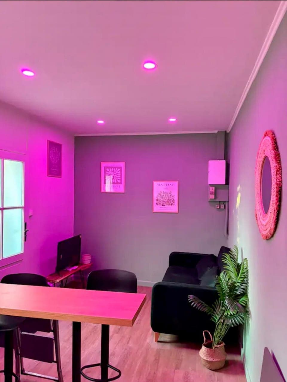 TV and multimedia, Living room, Seating area, Dining area