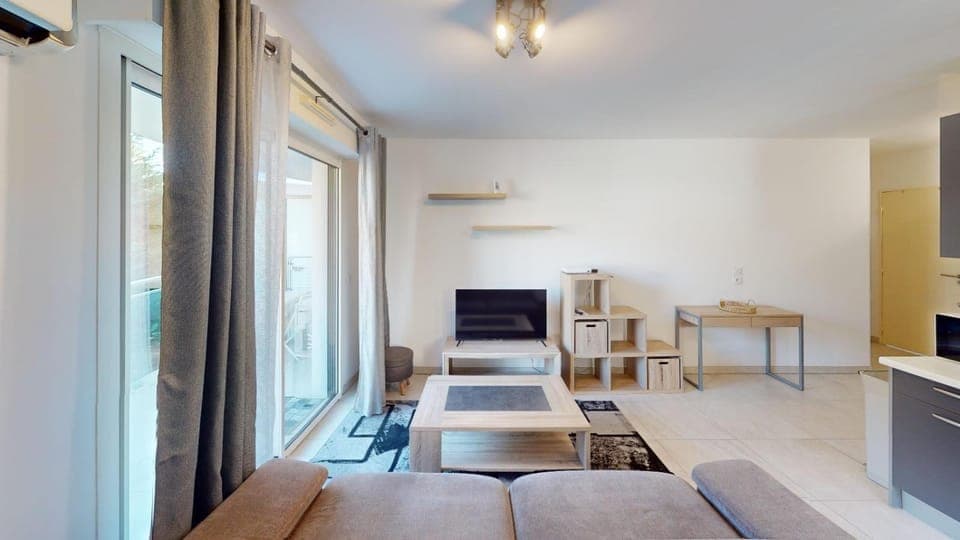 TV and multimedia, Living room, Seating area, air conditioner