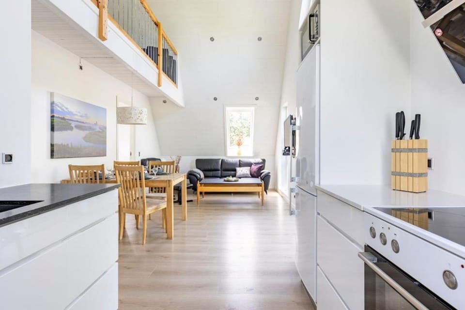 TV and multimedia, Kitchen or kitchenette, Living room, Dining area, stove