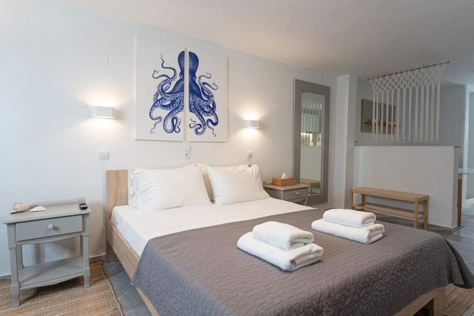 Photo of the whole room, towels