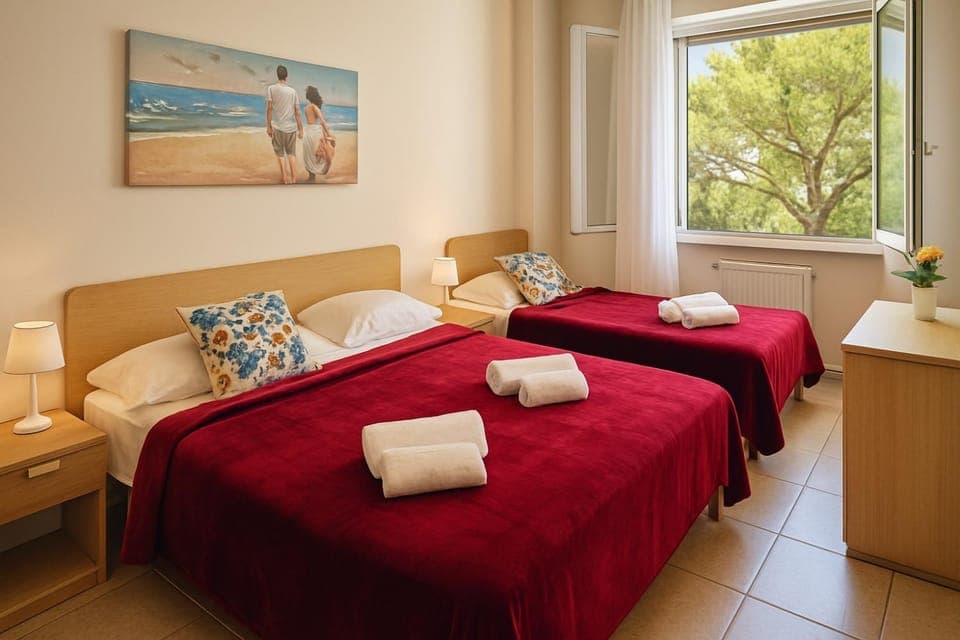 Bed, Bedroom, towels