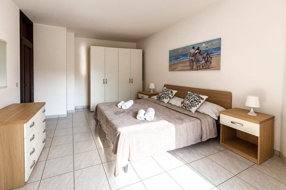 Bedroom, towels, wardrobe