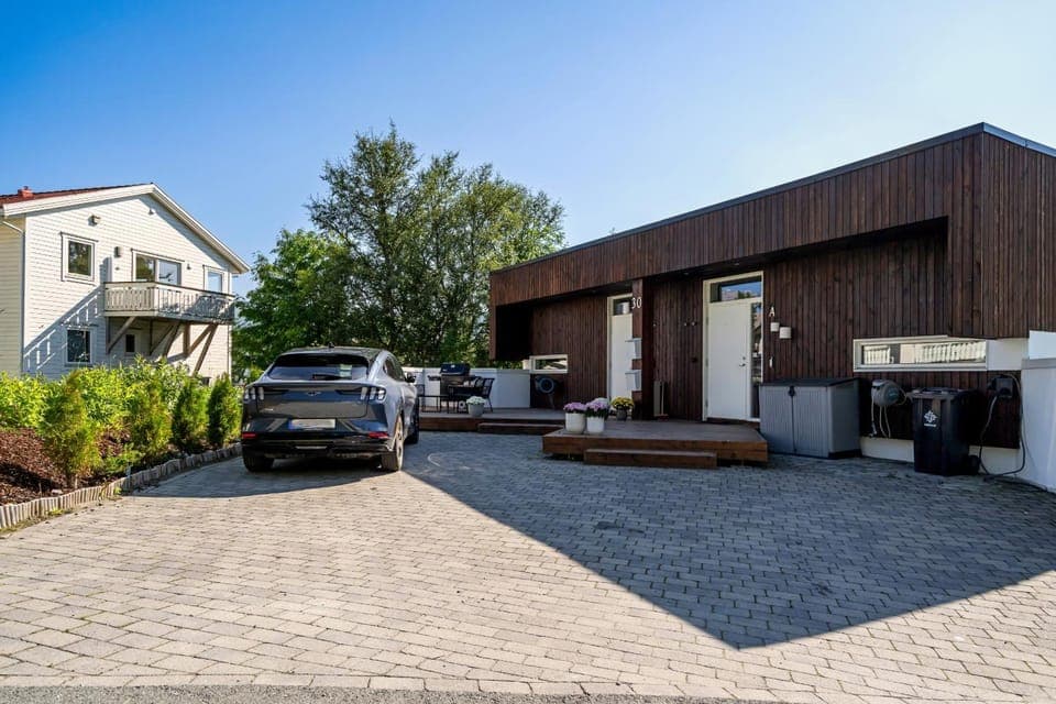 Property building, Facade/entrance, Day, BBQ facilities, Balcony/Terrace, Parking