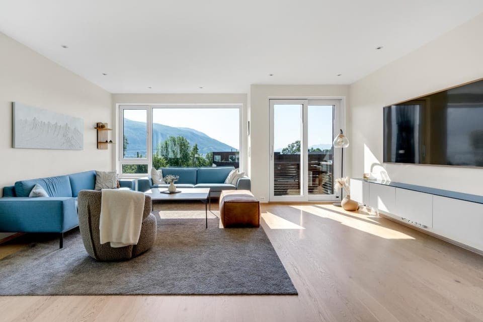 TV and multimedia, View (from property/room), Living room, Seating area, Mountain view