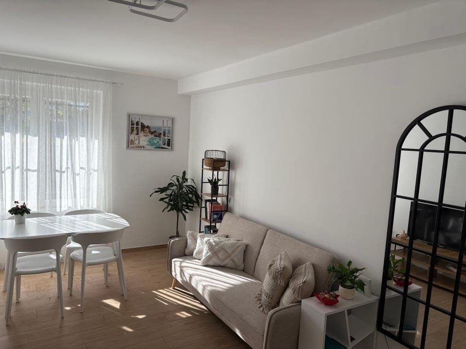 TV and multimedia, Living room, Seating area, Dining area