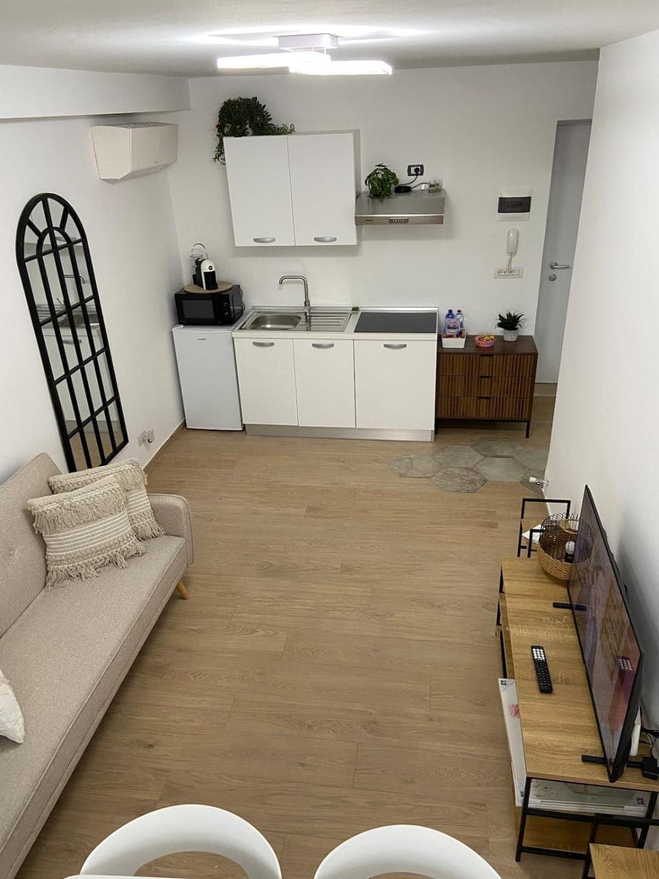 TV and multimedia, Kitchen or kitchenette, Living room, Seating area, Dining area, stove