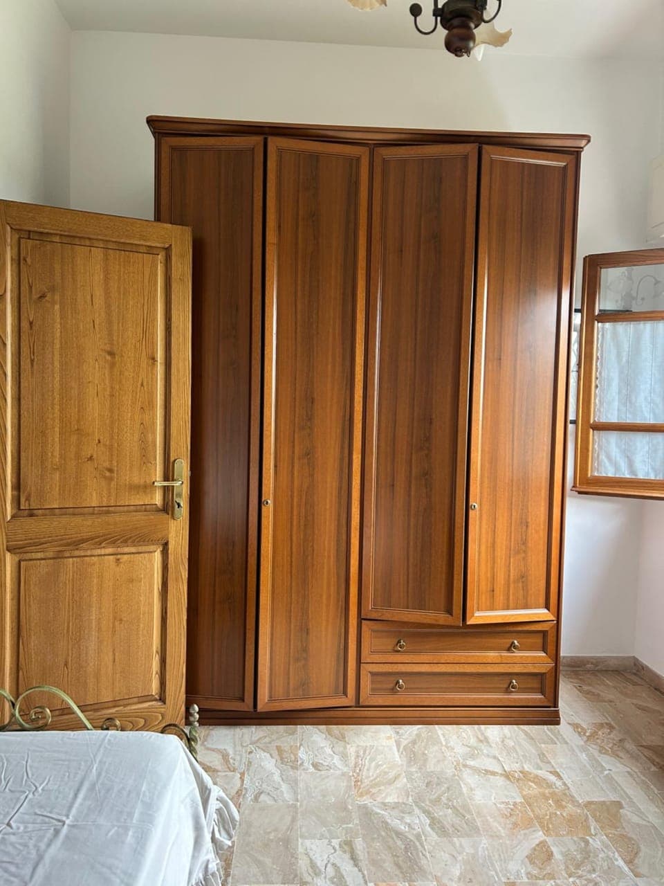 Photo of the whole room, Bedroom, wardrobe