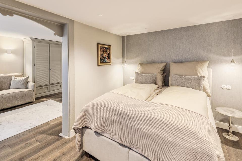 Photo of the whole room, Bedroom