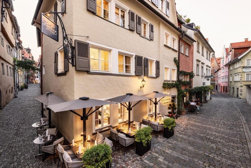 Property building, Restaurant/places to eat, Day, Neighbourhood, Balcony/Terrace, City view, Street view, Location