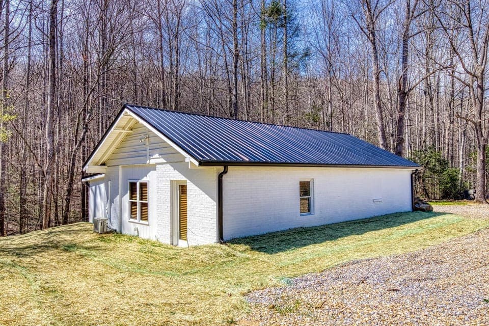 Serenity Brook- Pickleball Court, Creek, WIFI, Mountain Views, Starting at 99 Chalet in Cosby
