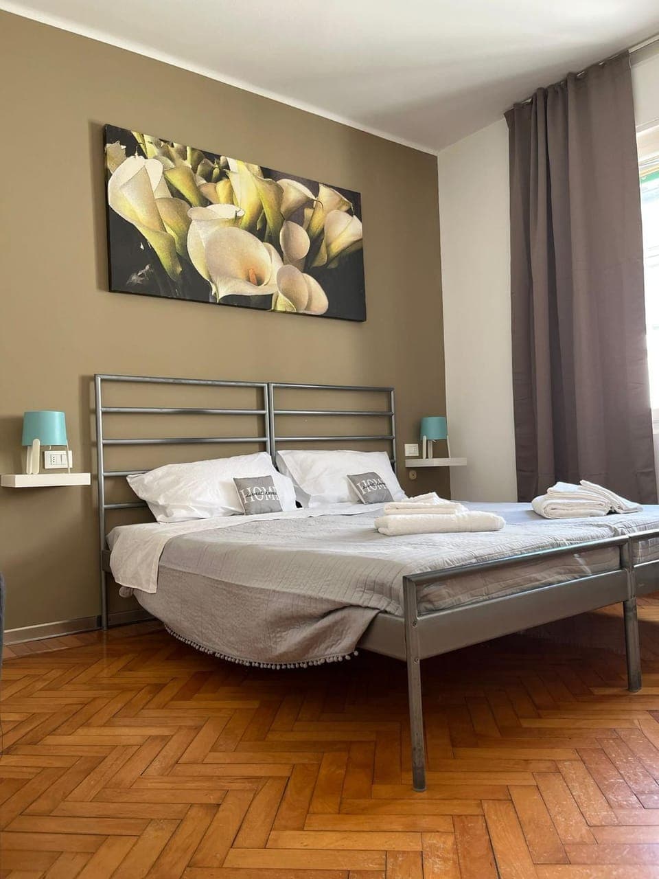 Bed, Photo of the whole room, Bedroom, towels